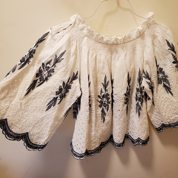 Adorable flowy top - Picture 4 of 4